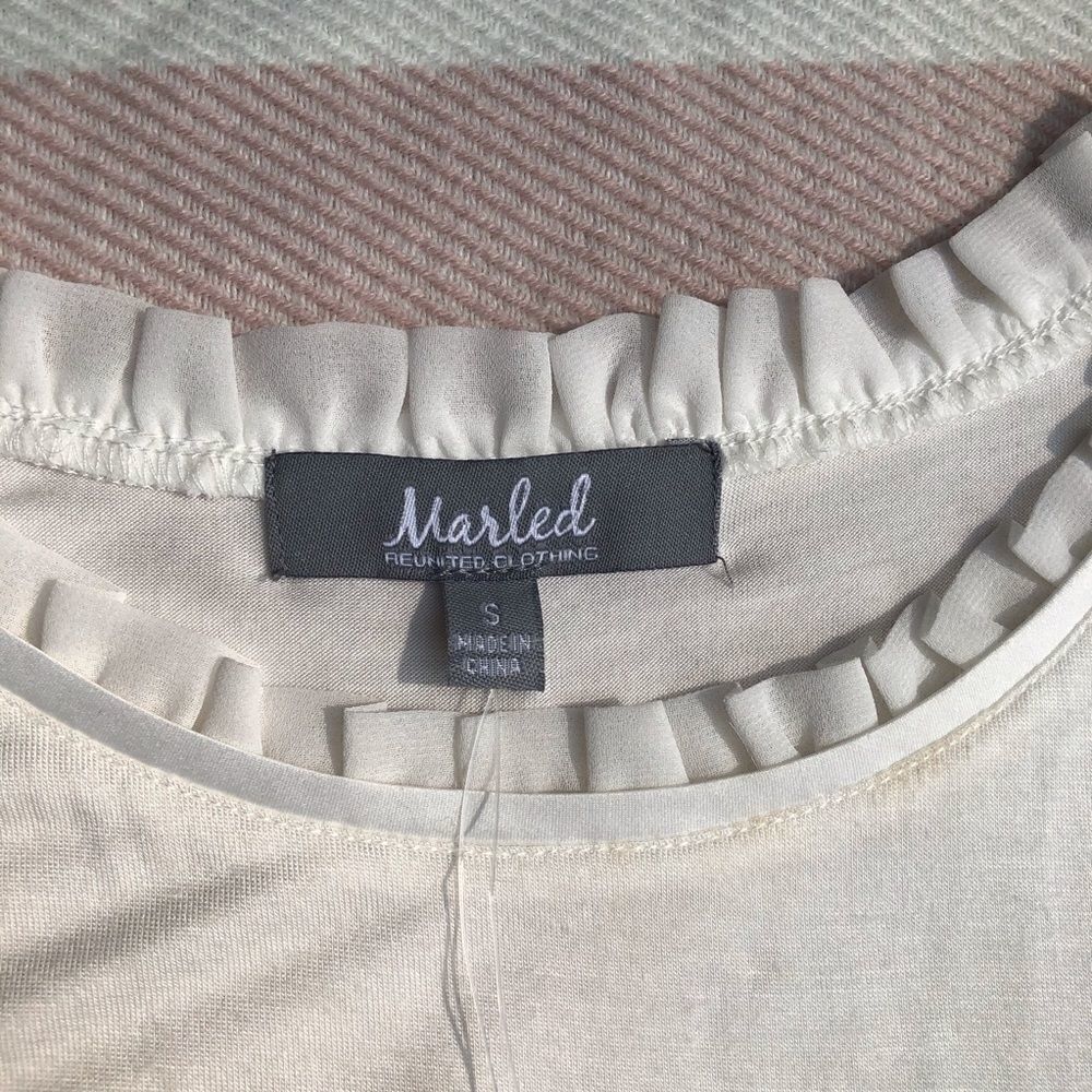 Marled White Top with Ruffled Neck and Bottom Size Small New With Tags - Picture 5 of 11